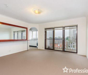 SPACIOUS LIGHT FILLED BEAUTY - Photo 2