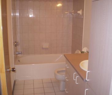 1 1/2 pour juillet, 3e étage, ascenseur, piscine, quiétude, vue pis... - Photo 3