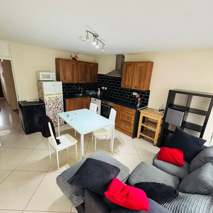 Room in a Shared Flat, Couples Allowed, SW8 - Photo 1