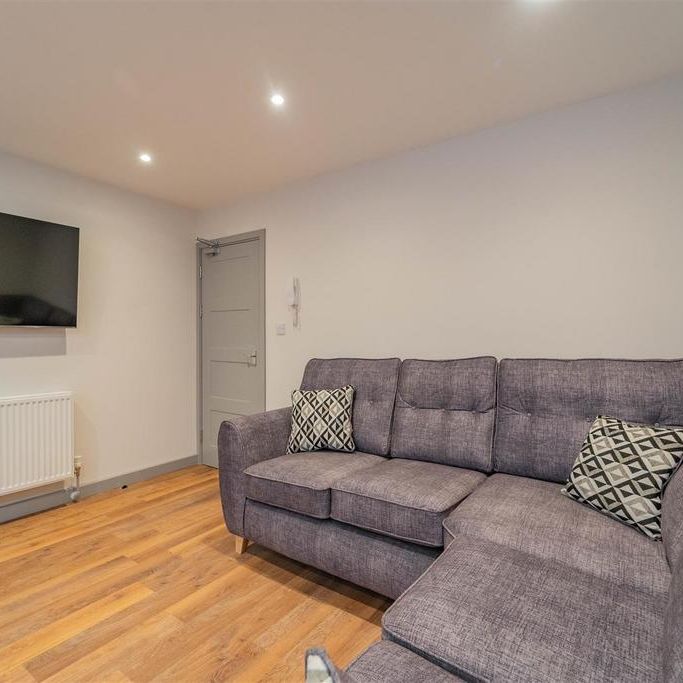 6 bedroom house to rent - Photo 1