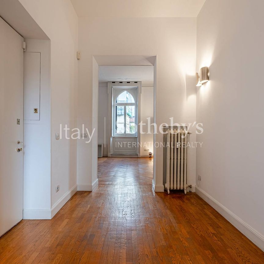 Spacious renovated apartment with balconies in a historic building - Photo 1