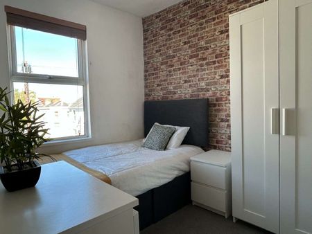 Fabulous House Share central Cheltenham - Photo 4