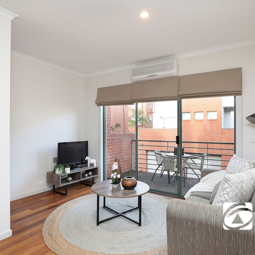 Stylish Three-Storey Townhouse in Prime Location! - Photo 1