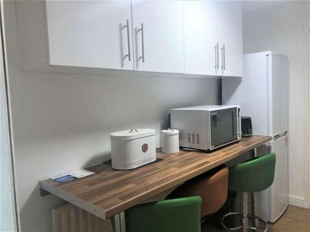 Buckingham Road, London, E18 - Photo 2