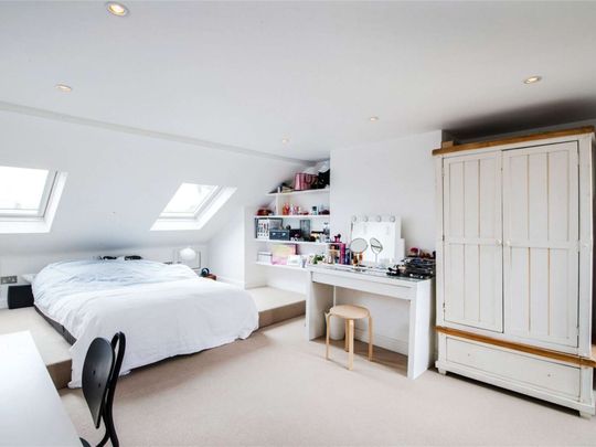 A charming and beautifully presented family home in central Chiswick - Photo 1