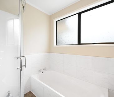 Welcome to this fantastic three-bedroom plus a sleepout, single-bat... - Photo 2