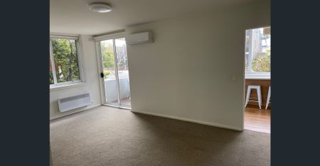 Renovated 3 Bedroom Apartment in Prized Location - Photo 4