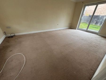 4 bedroom semi-detached house to rent - Photo 2