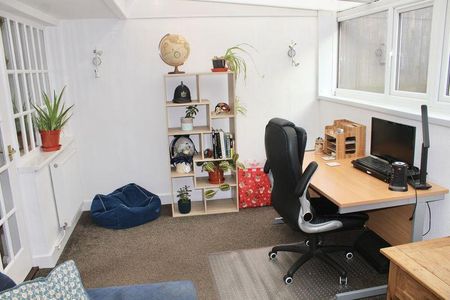 3 bedroom semi-detached house to rent - Photo 2