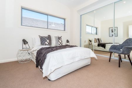 Contemporary living at it's Best! - Photo 4