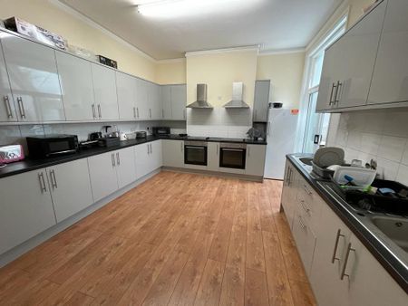 8 bedroom terraced house to rent - Photo 3