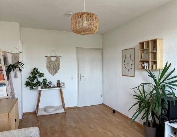 Gepflegte DG-Wohnung mit EINBAUKÜCHE, Balkon und Tageslicht-Bad ab 01.12. frei! - Photo 1