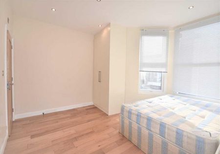 1 bedroom in a house share to rent - Photo 2