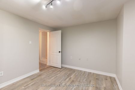 Detached Home For Lease | W8119352 - Photo 5