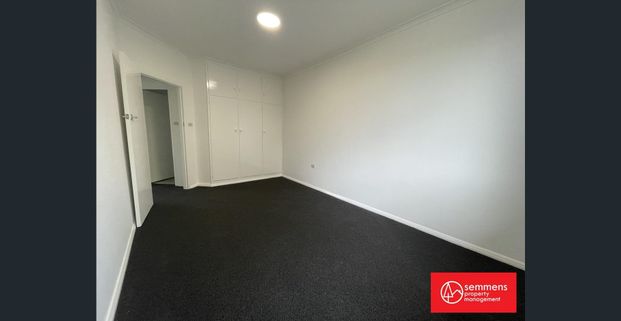 Light-filled New York-style first-floor apartment. Next to a beautiful park and cafes. Easy city access. - Photo 1