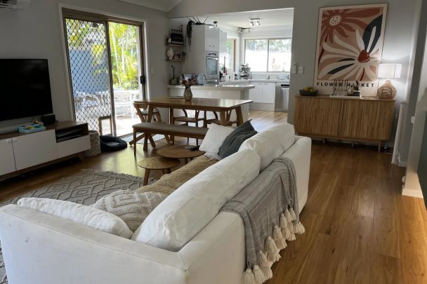 Spacious 3-Bed Townhouse in Prime Biggera Waters Location with Resort-Style Amenities - Photo 1