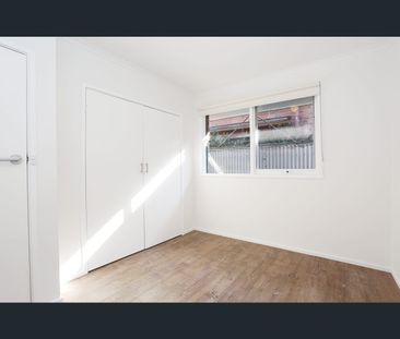 2/122 Glenlyon Road, Brunswick, Vic 3056 - Photo 3