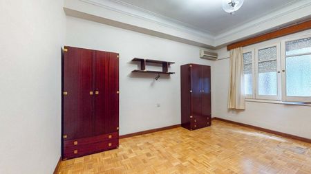 Large flat for rent in Valencia city center in a building of 1958 - Photo 3