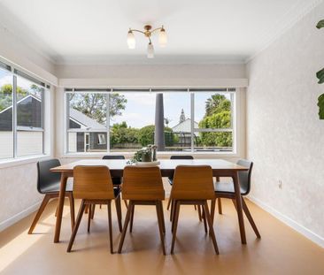 Beautifully Presented Home in The Bays - Photo 2