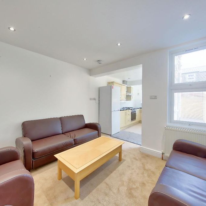 4 bedroom semi-detached house to rent - Photo 1