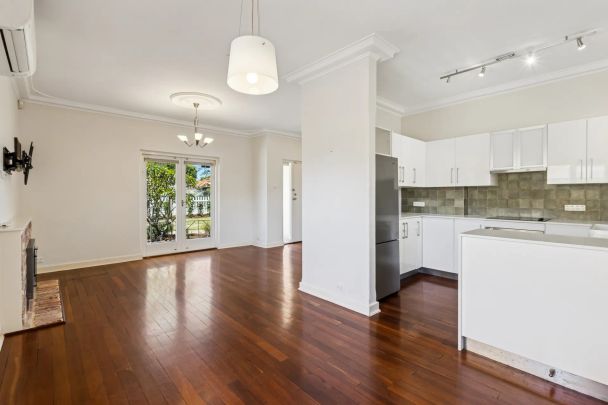 White picket charmer with modern comforts - Photo 1