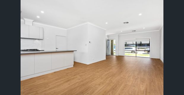 Stylish 3 bedroom home fantastic location! - Photo 1