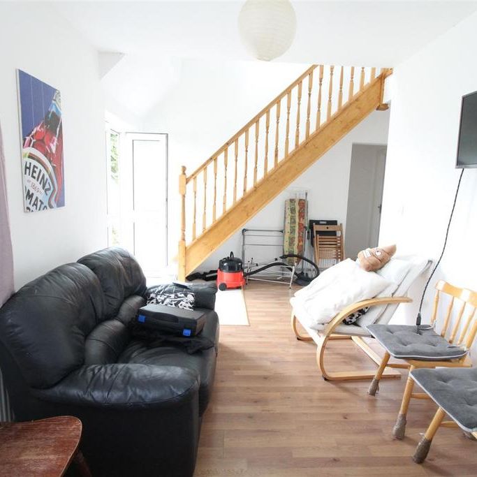 6 bedroom semi-detached bungalow to rent - Photo 1