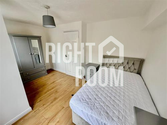 4 Bed House, Grimsby Grove, London E16 - Photo 1