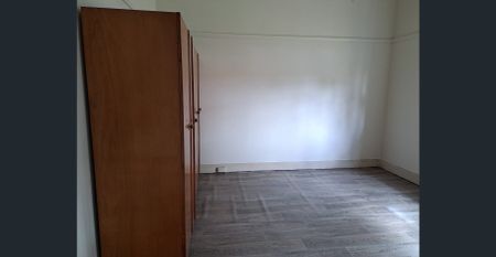 $900/PW 3-4 Bedrooms 1 Bathroom - Photo 4