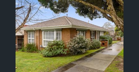 Light, Bright and Cheery Villa in the Balwyn High Zone - Photo 5