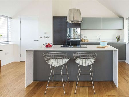 A stunning, three bedroom duplex apartment with outstanding character features. - Photo 4