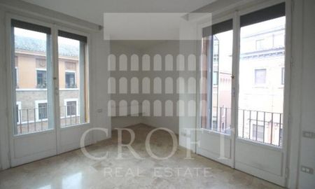 Attic-Piazza Navona: Spacious 3 Bedroom, 3 bath, living, kitchen, large private terrace. Bright, silent, renovated kitchen, baths. Air conditioning, marble floors, elevator building. Ref 1496 - Photo 2