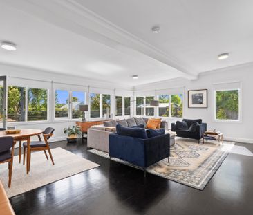 Meticulous and Spacious Family Home - Garden Maintenance Included - Photo 5