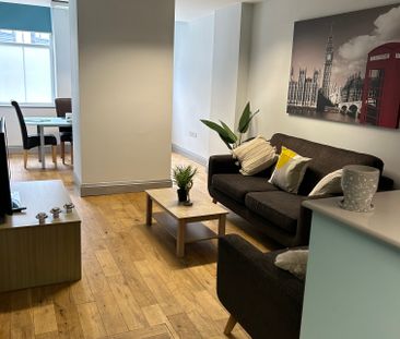 The Blue Suite, Lustrous House Room 1 - Photo 1