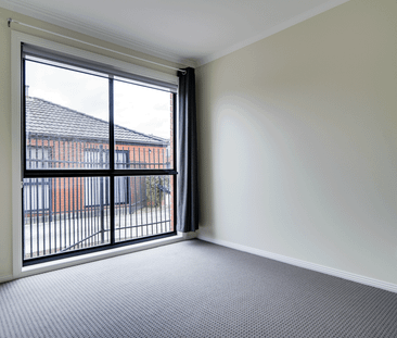 Modern unit, close to everything! - Photo 3