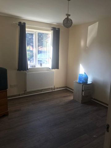 2 Bed Flat, Goodmayes, IG3 - Photo 5