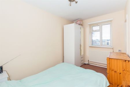 1 bed flat to rent in Reddington Drive, Langley, SL3 - Photo 2