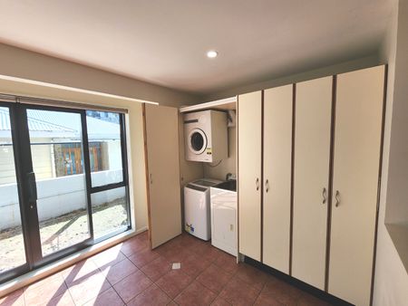 PRIME INNER-CITY LIVING! - Photo 2