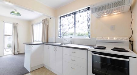 Three Bedrooms - Roslyn - Photo 5