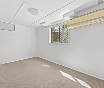 Spacious Dual-Living Family Home in Carina - Photo 2