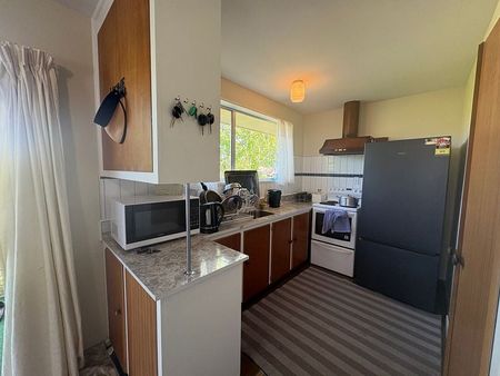 Quiet 2 Bedroom unit - Photo 4