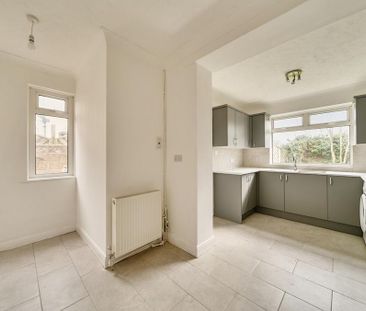 4 bedroom semi-detached house to rent - Photo 4