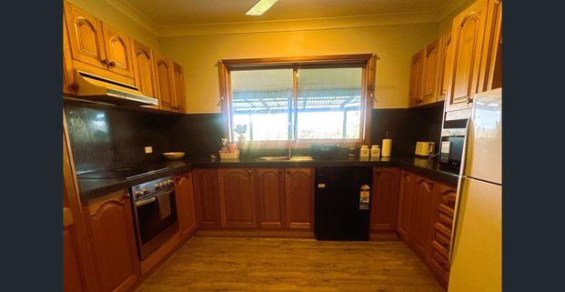 Spacious 3-Bedroom Family Home on 3.5 Acres – Fully Furnished - Photo 1