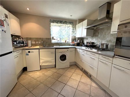 St. Davids Drive, Englefield Green, Egham, Surrey, TW20 0BA - Photo 5