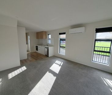 MODERN, SUNNY TOWNHOUSE IN PRIME LOCATION - Photo 2