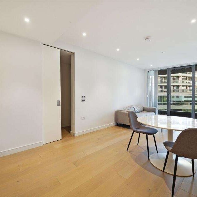 A luxurious 2 bed, 2 bath apartment located in the waterside neighbourhood of Wood Wharf. - Photo 1