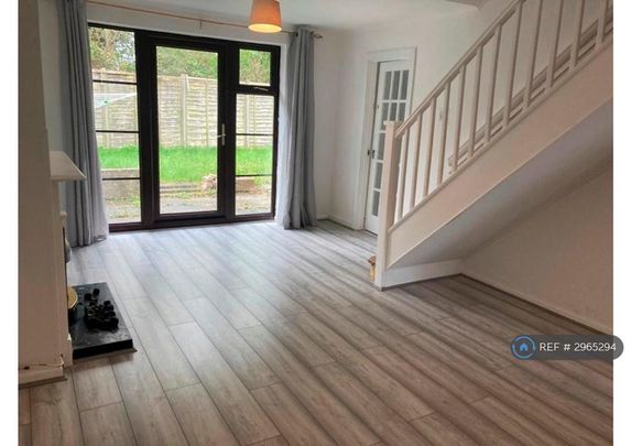 4 bedroom semi-detached house to rent - Photo 1