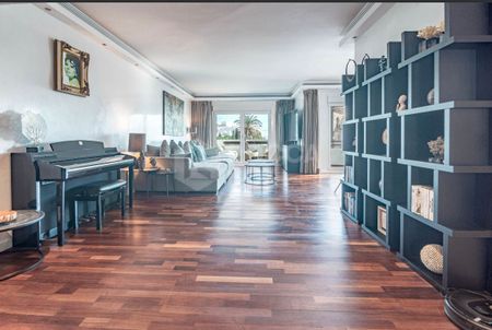 Luxurious Beachside Apartment in Puerto Banus, Marbella - Photo 4