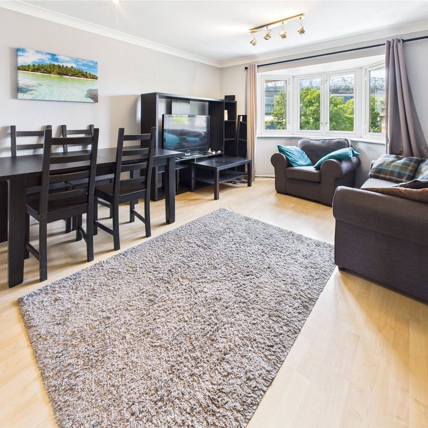 Varsity Drive, Twickenham, Middlesex, TW1 - Photo 1