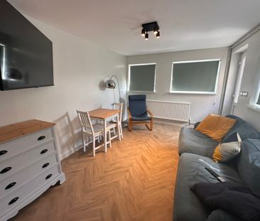 5 bedroom house *one room available* - Photo 1